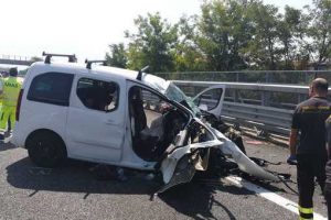Përplasen dy makina në aksin Lezhë-Shkodër, plagosen tre persona