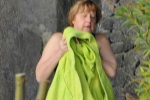 Angela Merkel i rrëshqet peshqiri, si duket kancelarja gjermane