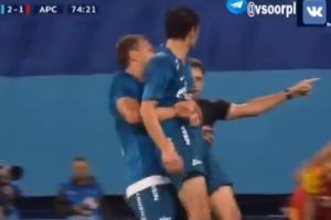 VIDEO/ Asi “iranian” nuk pranon ndërrimin, sulmuesi që shkëlqeu në “Rusi 2018” e nxjerr zvarrë