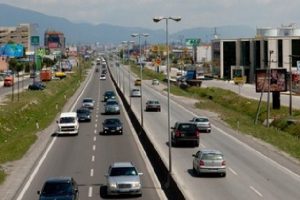 Maskat kërcënojnë me armë çiftin në Tiranë-Durrës, iu grabisin makinën