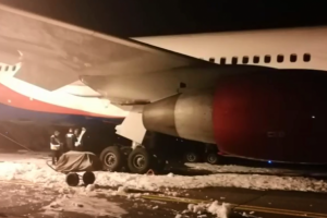 Avioni përfshihet nga flakët, plagosen 49 pasagjerë