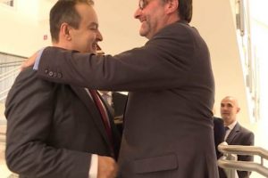 Daçiç bën rolin e karagjozit, i përmend gruan zyrtarit të lartë amerikan (Video)