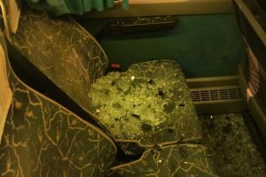 FOTO/ Sulm pas ndeshjes, disa persona thyejnë xhamat e autobusit të futbollistëve të Tiranës