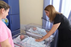 “37 ditë në reaminacion”/ Manastirliu publikon fotot e dy bebeve: Fituan betejën e jetës