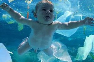 Fëmijët po i gëlltit plastika! Studimi më i fundit alarmon shkencëtarët