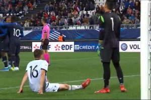 Franca “tallet” me Shpresat kuqezi! Për fat, ishte miqësore…