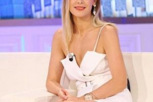I plasën ujërat në Tiranë, folësja e njohur e lajmeve udhëtoi drejt Italisë për të lindur binjakët