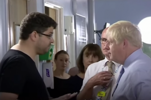 “Vajza ime gati vdiq dje”, aktivisti vë me ‘shpatulla pas murit’ kryeministrin në spital