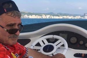 FOTO/ Nën shoqërinë e dy femrave simpatike, ja me kë e ndoqi ndeshjen Kujtim Gjuzi