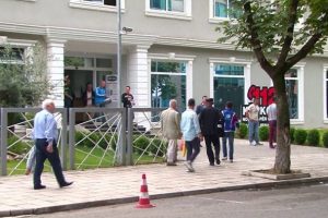 “Zbërthen pantallonat dhe mastrubohet te dera”, arrestohet manjaku që përndiqte 4 vajzat në Tiranë. E filmuan nga ‘syri magjik’