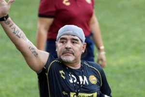 Maradona rikthehet në stol, zyrtarizohet te skuadra argjentinase