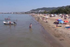 LAJM I FUNDIT/ Mbytet një person në plazhin e Shëngjinit