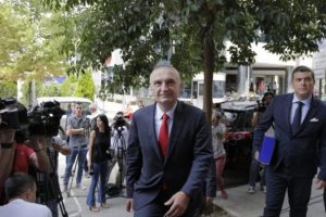 Në këmbë drejt Kuvendit, ja kush do ta shoqërojë Metën në përballjen me deputetët