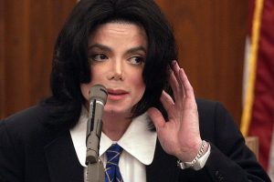 Kishte frikë mos e vrisnin/ Dëshmitë rrëqethëse: Në dhomën e gjumit është gjetur këmishë me gjak. Ç’ndodhi para vdekjes së Michael Jackson