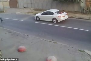 VIDEO tronditëse: Makina përplas nxënësin, e hedh disa metra në ajër