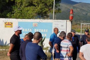 Mbyllet sërish rruga për në Karaburun, punonjësit paralajmërojnë bllokimin e bazës ushtarake