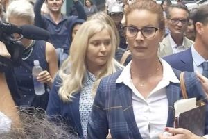 Përpjekja për t’i shpëtuar përdhunimit në “ishullin e pedofilëve” të miliarderit Epstein, e reja hidhet mes peshkaqenëve