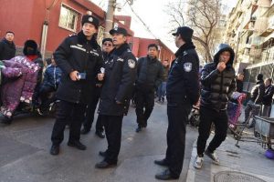 Dita e parë e shkollës kthehet në tragjedi, burri vret me thikë 8 fëmijë (FOTO)