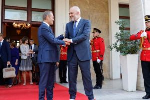 “A erdhi uji pa VK BE-së”/ Donald Tusk poston fotot me Ramën, i ndodh e papritura në rrjetet sociale
