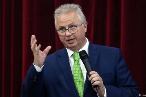 Polemikat/ I besuari i Orbanit László Trócsányi do të jetë komisari i Zgjerimit në BE