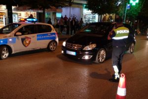 Një femër me ‘Toyota Yaris’ përplas policin rrugor, i shkakton goditje në kokë