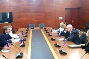 Nga SPAK, tek zgjedhja e Kryeprokurorit, kreu i KLP takon sekretarin e SHBA. Zbardhen çështjet e “nxehta’ që po diskutohen mes tyre
