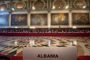 “Tejkaloi kompetencat” Ja si “Venecia” e ka fshirë fjalinë e draftit paraprak në Opinionin final për Metën