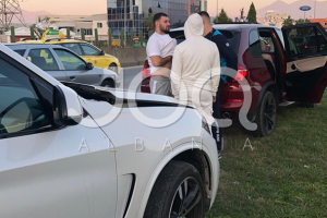 “Po bënte manovra”, reperi i njohur përplas dy “BMW X5” në autostradën Tiranë-Durrës