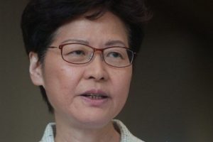 Tensionet në parlamentin e Hong Kongut, opozita bllokon fjalimin e liderit