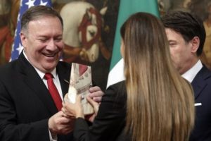 Gazetarja i jep Pompeos djath për Trumpin, Conte nervozohet: Nxirreni jashtë, nxirreni jashtë!