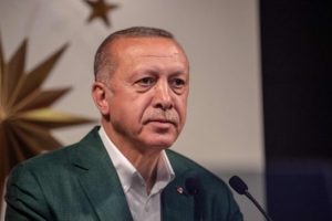 Erdogan ndalon prodhimin e cigareve elektronike në Turqi: Pini çaj!