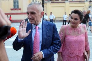 “Nuk fle çdo natë me Monikën”, batuta epike e Metës pas deklaratave të Kryemadhit për mandatet