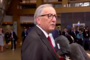 Juncker bën gjestin ‘epik’ të radhës, humbet durimin me gazetarin duke i bërtitur live