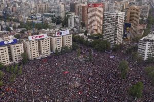 Protestat e jashtëzakonshme në Kili, mbi 1 milionë njerëz në rrugë, dorëzohet presidenti