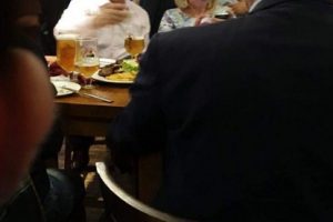 Mimi Kodheli me Myslim Murrizi filmohen duke pirë birra, çfarë po festojnë?!