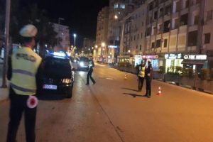 Po shkatërronte makinën BMW në mesnatë, policia i gjen drogë dhe armë të ftohta
