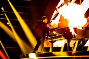 “Jam tip impulsiv”/ Fituesi i “Got Talent” godet me thikë mikun e tij