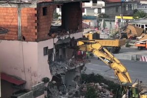 IKMT nis prishjen e 33 objekteve në ‘Astir’, tensione mes banorëve dhe policisë! Lëndohen 10 persona