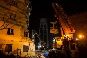 Tërmeti në Shqipëri/Euro News: Gërmohet me një vetmohim shembullor, deri edhe me duar