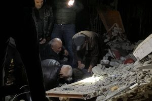TRAGJIKE! 11 të vdekur nga tërmeti 6.4 ballë në Shqipëri, nxirren dhjetëra të gjallë nga rrënojat – Vijon operacioni i shpëtimit