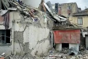 26 viktima nga tërmeti i fuqishëm në Shqipëri! Më shumë se 10 persona ende nën rrënoja te ish-Këneta dhe zona e Plazhit! Vijojnë kërkimet në Thumanë