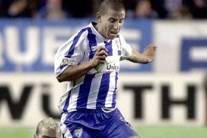 MA02 Málaga, 23/02/03.- El jugador del Málaga C.F. Sergio Contreras Pardo "Koke" (d), y Juan Francisco García Juanfran (en el suelo), del Real Club Celta de Vigo, durante el partido que han disputado hoy en el estadio malagueño de La Rosaleda correspondiente a la vigesimotercera Jornada del Campeonato Nacional de Liga de Primera División. EFE/Rafael Díaz

 