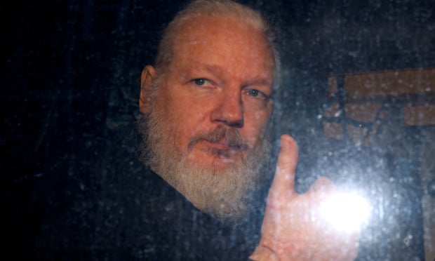 60 mjekë japin alarmin: Assange mund të vdesë në burg për shkak të torturave