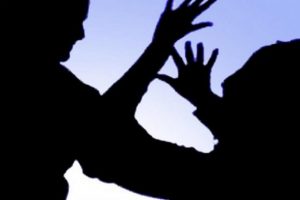 Ushtroi dhunë ndaj bashkëshortes dhe vajzës, prangoset 53 vjeçari