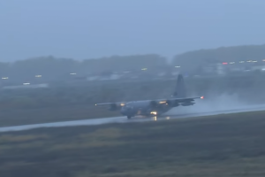Avionët amerikanë ulen në bazën ajrore të Kuçovës,