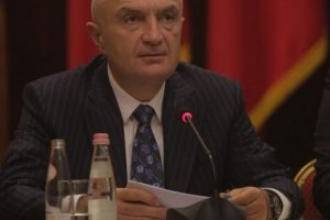 “Mori përsipër të realizojë një akt mafioz”, Zëri i Amerikës: Meta padit për shkelje të rënda kryetarin e KED