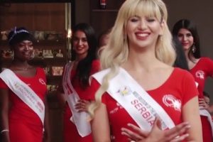 Pasi bëri shqiponjën me duar, miss Serbia fotografohet me reperin e njohur shqiptar