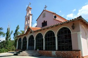 Vidhet gjatë natës kisha e Shën Thanasit, merren lekët e besimtarëve