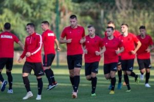 Reja grumbullon 26 lojtarë ndaj Andorrës e Francës. E para për Kamberin, rikthehet Xhaka. Broja në listën e pritjes