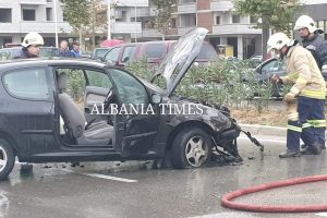 Vlorë, mjeti përfshihet nga flakët në lëvizje, ja dyshimet e para